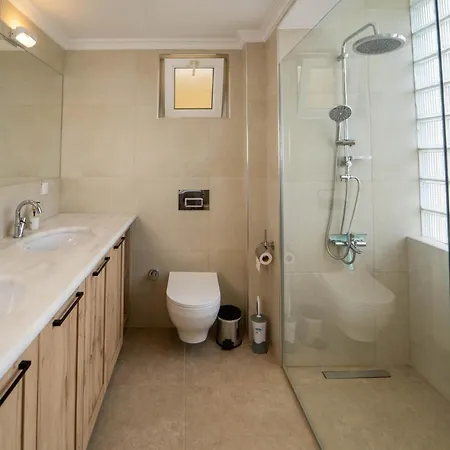 Seaside Residence, Villa Sar, Deniz Manzaralı Fethiye Çalış , 4 yatak odalı ,8 kişilik Müstakil Havuzlu Villa Villa *