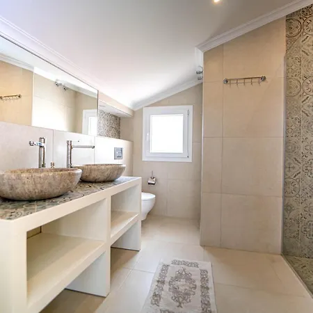 Seaside Residence, Villa Sar, Deniz Manzaralı Fethiye Çalış , 4 yatak odalı ,8 kişilik Müstakil Havuzlu Villa Villa *